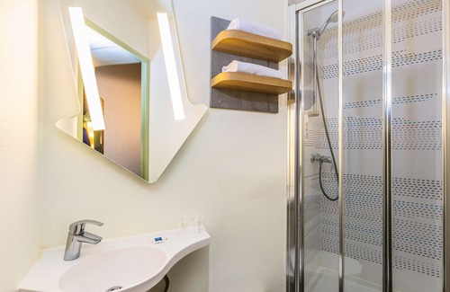 Le Kremlin-Bicetre Hotel | Comfortable ibis budget Paris Porte d'Italie Est Awaits