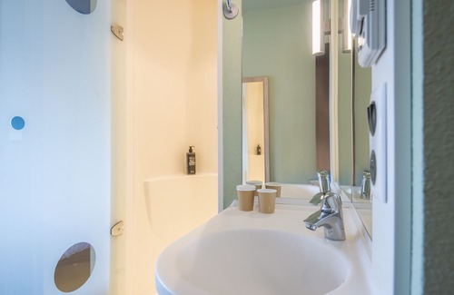 Pertuis Hotel | Budget-Friendly ibis budget Pertuis with Family Amenities