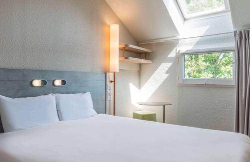 Senlis Hotel | Budget-Friendly Stay at ibis budget Senlis with Breakfast