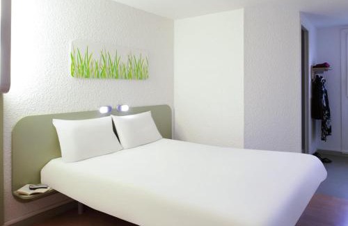 Tarbes Hotel | Pet-Friendly ibis budget Tarbes with Breakfast & Dining Options