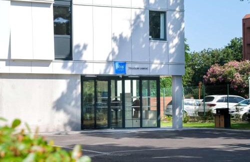 Labege Hotel | Convenient ibis budget Toulouse Labège with Pool & Dining