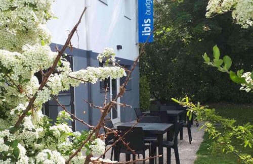 Saint-Cyr-l'Ecole Hotel | Convenient ibis budget Versailles Chateau for Family Getaways