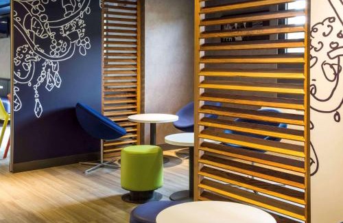 Saint-Cyr-l'Ecole Hotel | Convenient ibis budget Versailles Chateau for Family Getaways
