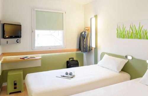 Saint-Cyr-l'Ecole Hotel | Convenient ibis budget Versailles Chateau for Family Getaways