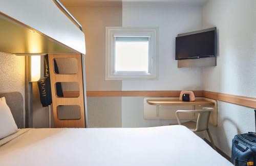 Saint-Cyr-l'Ecole Hotel | Convenient ibis budget Versailles Chateau for Family Getaways
