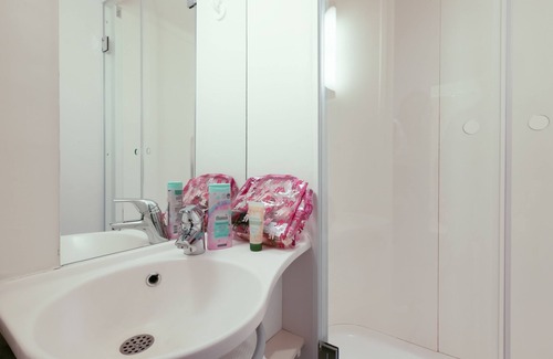 Villemomble Hotel | Budget-Friendly ibis budget Villemomble with Spa & Breakfast