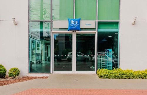 Barro Vermelho Hotel | Budget-Friendly ibis budget Vitoria with Pool & Pet Amenities