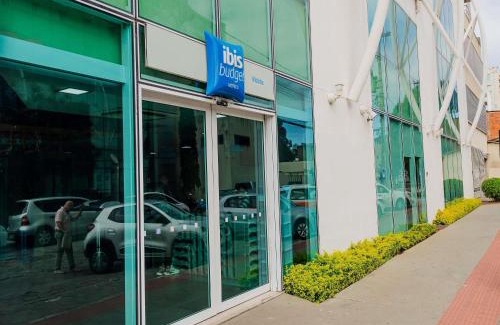 Barro Vermelho Hotel | Budget-Friendly ibis budget Vitoria with Pool & Pet Amenities