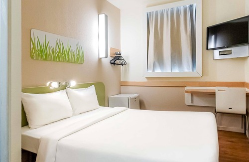 Santa Lucia Hotel | Budget-Friendly ibis budget Vitoria with Pool & Spa