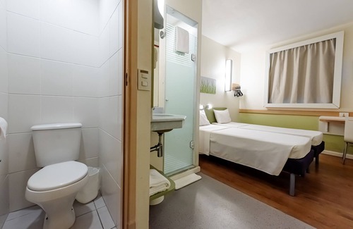 Santa Lucia Hotel | Budget-Friendly ibis budget Vitoria with Pool & Spa