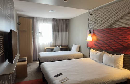 Cahors Hotel | Relaxing Retreat at ibis Cahors with Pool and Spa