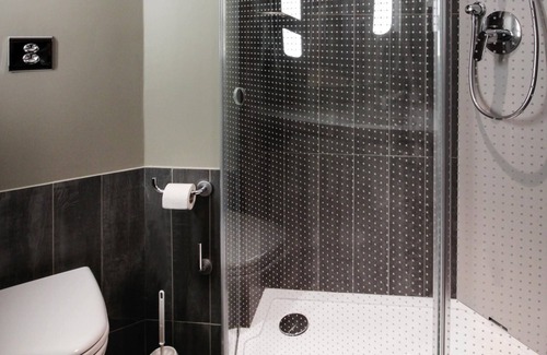 Cahors Hotel | Relaxing Retreat at ibis Cahors with Pool and Spa
