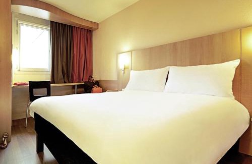 Calais Hotel | Convenient ibis Calais Car Ferry: Pet-Friendly Comfort