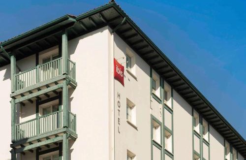 Ciboure Hotel | Discover ibis Ciboure Saint-Jean-de-Luz: Pet-Friendly Retreat