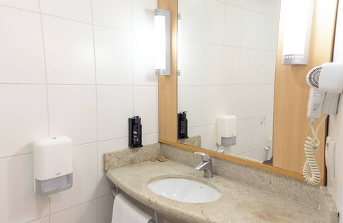 Bairro do Comercio Hotel | Discover ibis Contagem Ceasa: Great Amenities & High Ratings