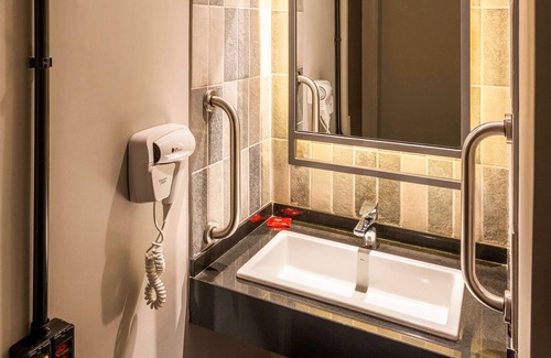 Batel Hotel | Discover ibis Curitiba Batel: Rated 8.6 with Spa & Dining