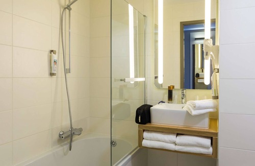 Vlissegem Hotel | Relax at ibis De Haan: Pool, Restaurant & Great Reviews