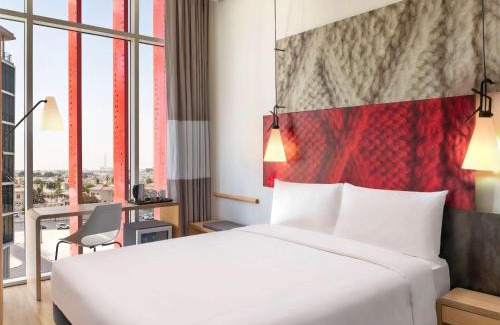 Al Muntazah Hotel | Relax at ibis Doha with Pool and Oceanfront Views