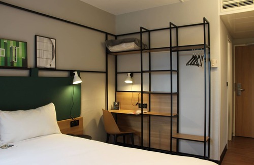 Courcouronnes Hotel | Discover Ibis Evry-Courcouronnes: Family-Friendly Comfort
