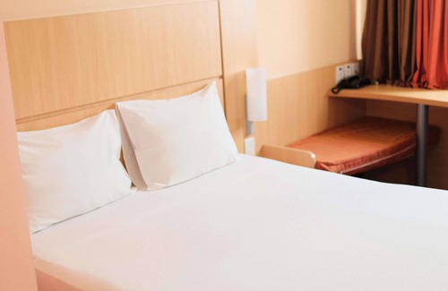 Santana Hotel | Relax at Ibis Feira De Santana with Pool and Spa Access