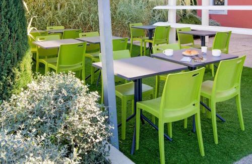 Saint-Maximin-la-Sainte-Baume Hotel | Comfortable ibis budget Saint-Maximin: Pet Friendly Stays