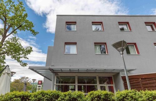 Cointrin Hotel | Pet-Friendly ibis Genève Aéroport: Family Comfort Awaits