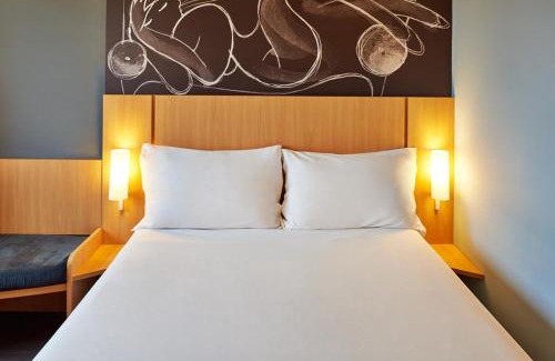 Guaratingueta Hotel | Pet-Friendly Ibis Guaratingueta: Perfect for Family Stays
