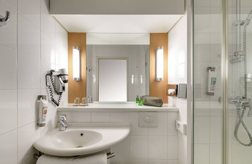 Buchholz-Kleefeld Hotel | Comfortable Stay at ibis Hannover Medical Park with Pool