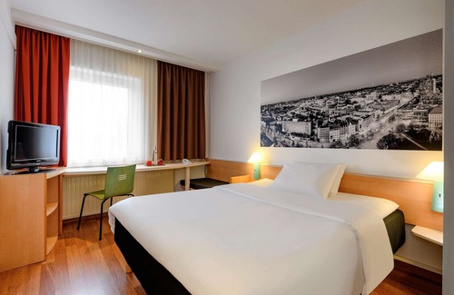 Buchholz-Kleefeld Hotel | Comfortable Stay at ibis Hannover Medical Park with Pool