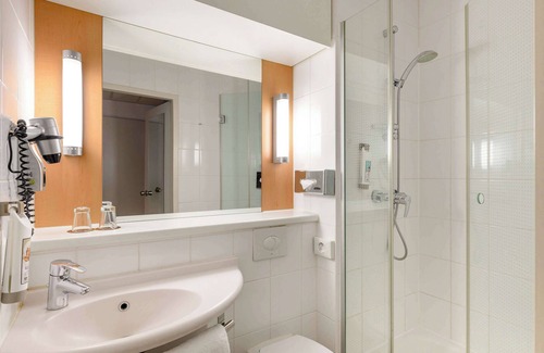 Buchholz-Kleefeld Hotel | Comfortable Stay at ibis Hannover Medical Park with Pool