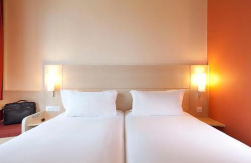 Sheung Wan Hotel | Eco-Friendly Ibis Hong Kong Central with Hot Tub Amenities