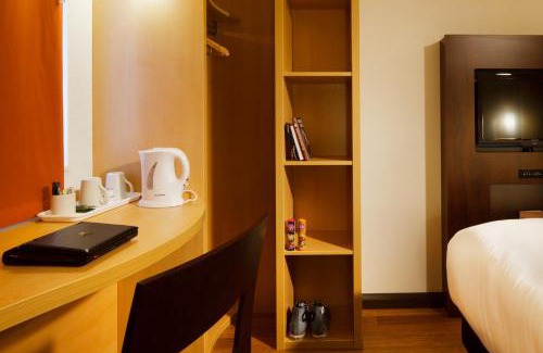 West Thurrock Hotel | Pet-Friendly ibis London Thurrock M25 with Great Amenities