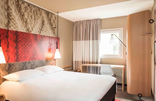 Saint Michel - Mairie Hotel | Comfortable Ibis Lyon Centre with Spa and Breakfast Included