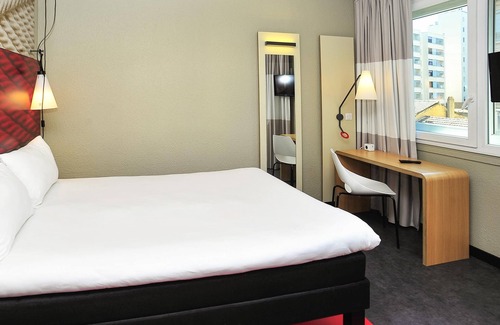 Saint Michel - Mairie Hotel | Comfortable Ibis Lyon Centre with Spa and Breakfast Included