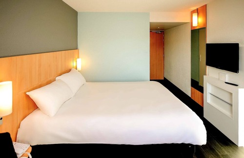 Beynost Hotel | Budget-Friendly Stay at ibis Lyon Est Beynost A42