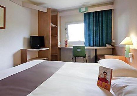 Yves Farge - Le Fleuve Hotel | Discover ibis Lyon Gerland Musée des Confluences Today!