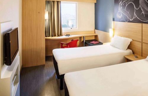Macae Hotel | Pet-Friendly ibis Macae with Pool and Restaurant Access