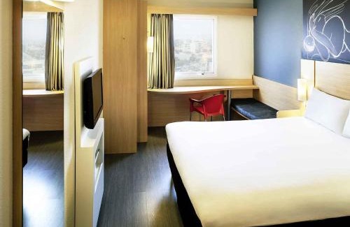 Macae Hotel | Pet-Friendly ibis Macae with Pool and Restaurant Access