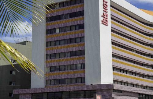 Pajucara Hotel | Pet-Friendly ibis Maceio Pajuçara with Oceanfront Pool