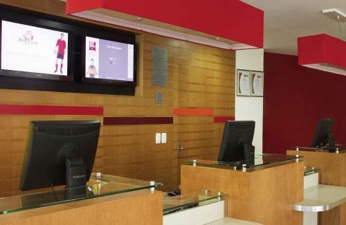 Pajucara Hotel | Pet-Friendly ibis Maceio Pajuçara with Oceanfront Pool