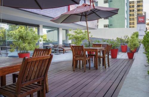 Pajucara Hotel | Pet-Friendly ibis Maceio Pajuçara with Oceanfront Pool