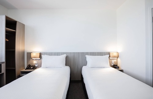 South Mackay Hotel | Inviting ibis Mackay: Top-Rated Hotel with Pool & Dining
