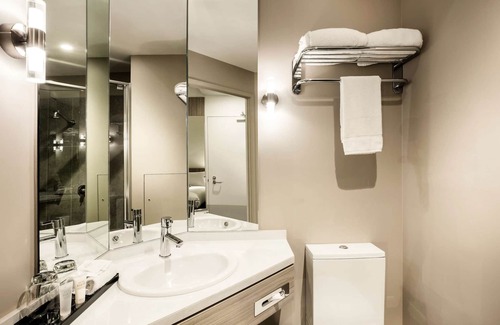 South Mackay Hotel | Inviting ibis Mackay: Top-Rated Hotel with Pool & Dining