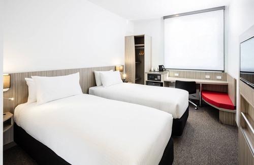 South Mackay Hotel | Inviting ibis Mackay: Top-Rated Hotel with Pool & Dining