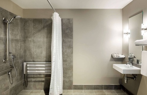 South Mackay Hotel | Inviting ibis Mackay: Top-Rated Hotel with Pool & Dining