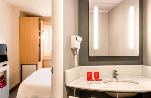 Marilia Hotel | Discover ibis Marilia: Top-Rated Stay with Pool & Dining