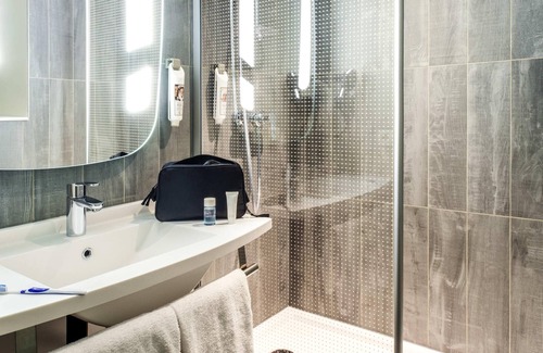 Noisy-le-Grand Hotel | Relax at ibis Marne La Vallée Noisy with Pool and Spa