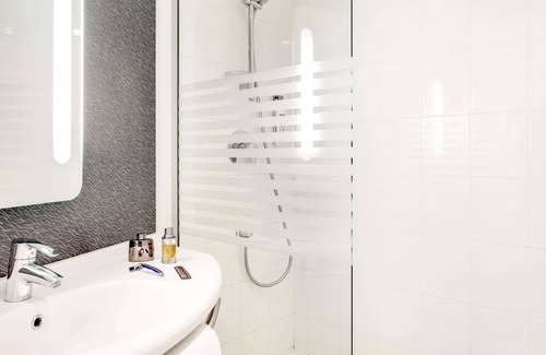 Montceau-les-Mines Hotel | Highly Rated Ibis Montceau Les Mines with Spa & Breakfast