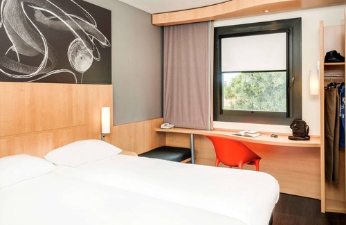 Montceau-les-Mines Hotel | Highly Rated Ibis Montceau Les Mines with Spa & Breakfast