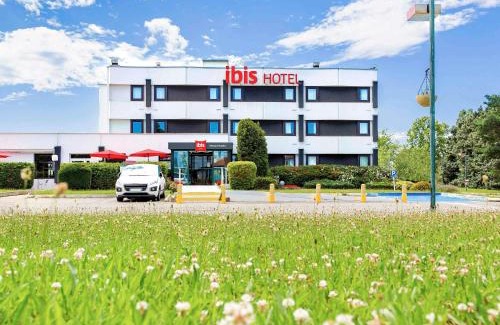 Sausheim Hotel | Comfortable ibis Mulhouse Ile Napoleon with Key Amenities